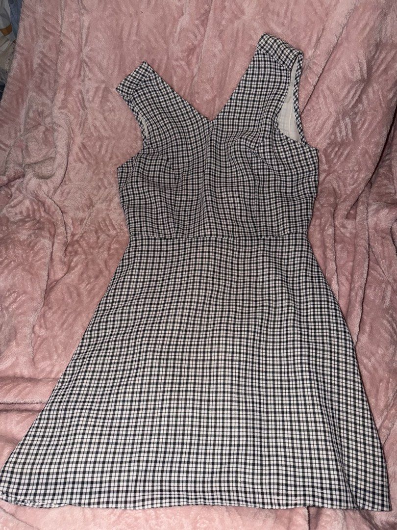 Black and white dress (Category: Dresses) located in Las Pinas. Submitted by hamsterlovespenguin (Listing ID 1464245350, Image 1). Description: Location: Bacoor Cavite Payment first |Meet-up| Lalamove | J&T (Shipping fee shouldered by the buyer) FIRST TO PAY MOP: Gcash, Maya, Maribank ••. Most items are preloved so please manage your expectations YOUR SIZE, YOUR RESPONSIBILITY Some items may have washable stains Wash before use Color may vary due