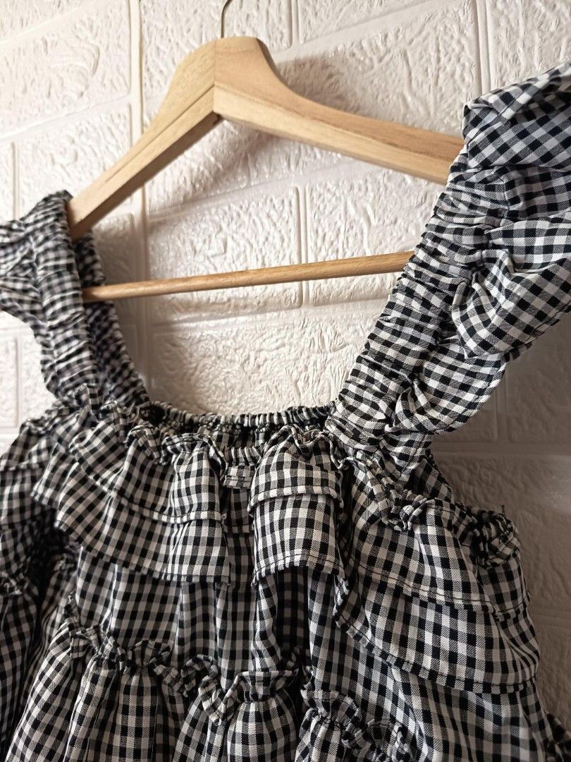 Black And White Gingnam - Patterned Tiered Camisole Top (Category: Sleeveless) located in Manila. Submitted by aoki_louise (Listing ID 1464266411, Image 2). Description: 📌Size - Small 📌Additional Notes - Manage your expectations - Actual color may vary slightly due to lightings.