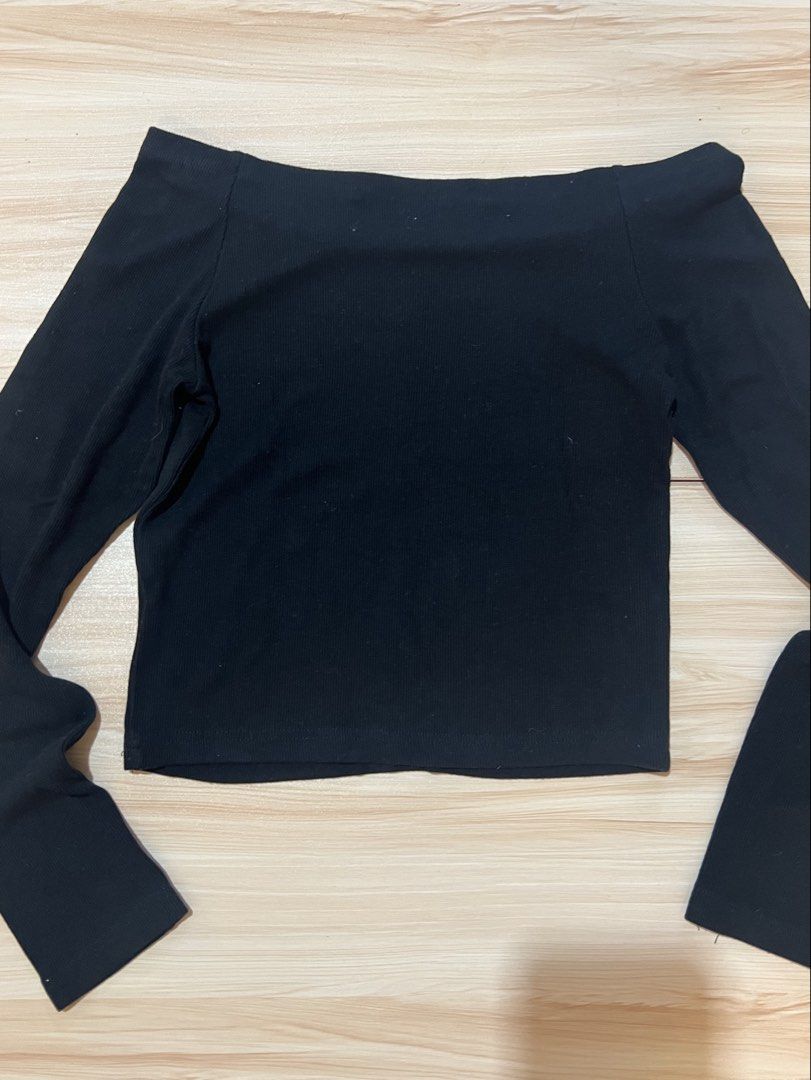 black basic off shoulder top full length (Category: Longsleeves) located in Taguig. Submitted by kyz_closet (Listing ID 1464177521, Image 2). Description: dazy black basic off shoulder top full length - soft and stretchable fabric can fit up to medium! - only worn twice no issue just like new loc: chino roces, makati.