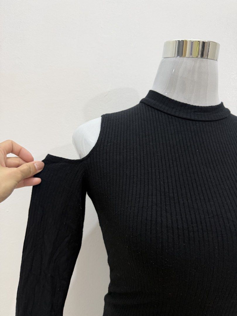 Black Cold Shoulder Ribbed Long Sleeve Top (Category: Longsleeves) located in Manila. Submitted by e.louise (Listing ID 1464334740, Image 1). Description: - Stylish black long sleeve top - Features trendy cold shoulder cutouts - Elegant mock neck design - Comfortable ribbed texture throughout - Stretchy material for a great fit - Versatile: pairs well with jeans or skirts - Ideal for night outs or casual wear.