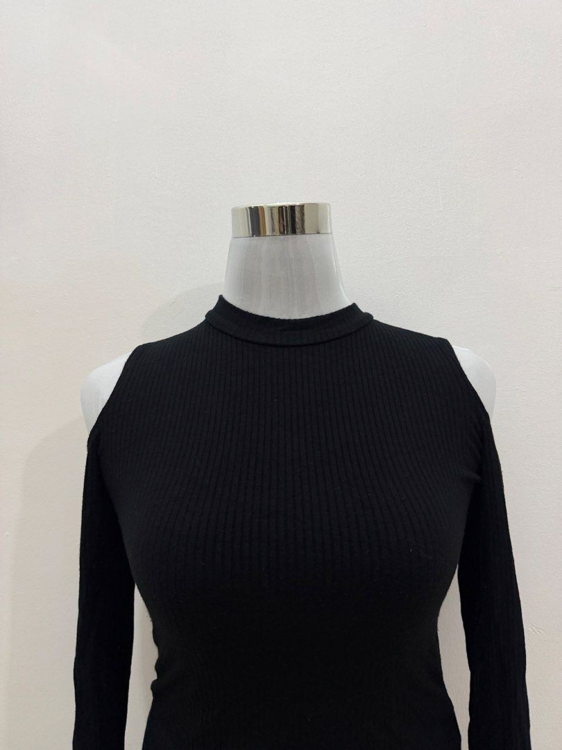 Black Cold Shoulder Ribbed Long Sleeve Top (Category: Longsleeves) located in Manila. Submitted by e.louise (Listing ID 1464334740, Image 2). Description: - Stylish black long sleeve top - Features trendy cold shoulder cutouts - Elegant mock neck design - Comfortable ribbed texture throughout - Stretchy material for a great fit - Versatile: pairs well with jeans or skirts - Ideal for night outs or casual wear.