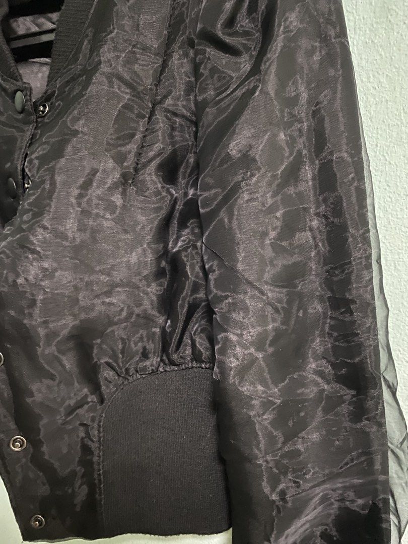 Black Crop Top Long Sleeves (Category: Longsleeves) located in Taguig. Submitted by sharpcautions (Listing ID 1464176475, Image 2). Description: Fabric covered with mesh.
