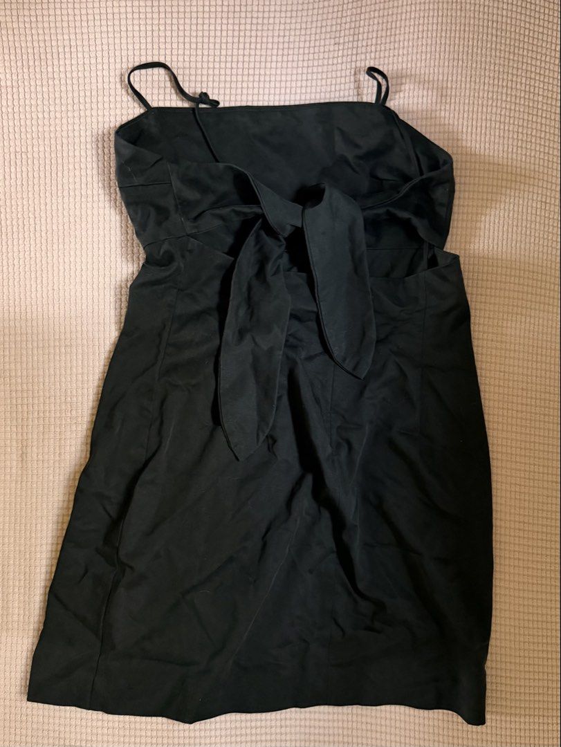 Black dress (Category: Dresses) located in Daraga. Submitted by littlemissdeclutter.wtme (Listing ID 1464191133, Image 3). Description: black dress (ribbon tie at the back) - used twice only - zara - can fit to S-M.