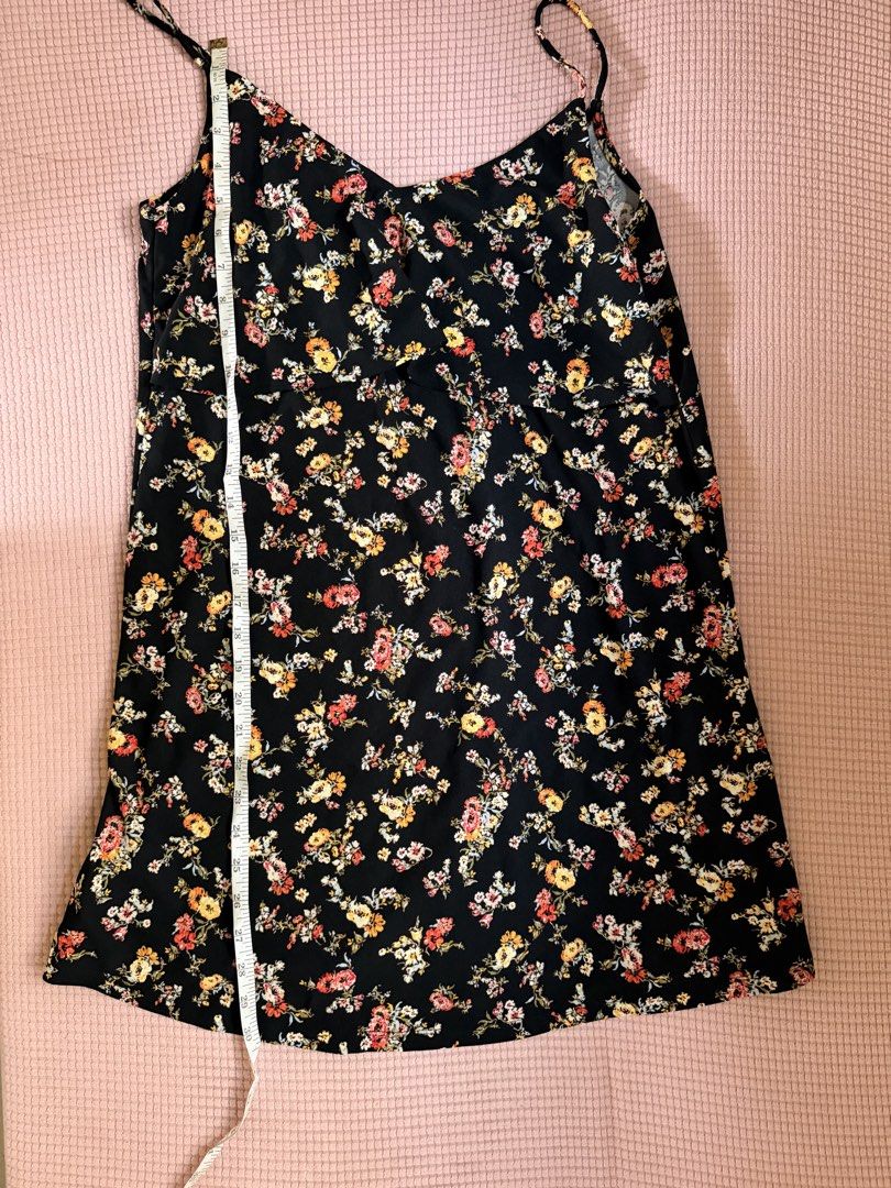 Black floral dress (Category: Dresses) located in Daraga. Submitted by littlemissdeclutter.wtme (Listing ID 1464191827, Image 3). Description: - used twice only - mango - black floral dress - can fit up to large .