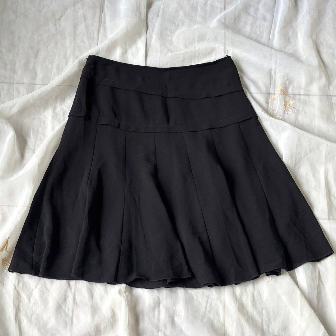 Black Flowy Pleated Midi Skirt (Category: Skirts) located in Manila. Submitted by petalfinds_ (Listing ID 1464238616, Image 1). Description: ᥫ᭡.ִֶָ𓂃 black flowy pleated midi skirt ౨ৎ 𝐛𝐫𝐚𝐧𝐝: chinese brand ౨ৎ 𝐬𝐢𝐳𝐞: 27-28 wl, 19" length 🫧⋆｡˚ 𝐝𝐞𝐭𝐚𝐢𝐥𝐬: flowy, pleats, with zipper and lining! no issue ─── ⋆⋅☆⋅⋆ ── 𝖒𝖎𝖓𝖊 (𝖆𝖚𝖙𝖔 𝖞𝖔𝖚𝖗𝖘): 149.