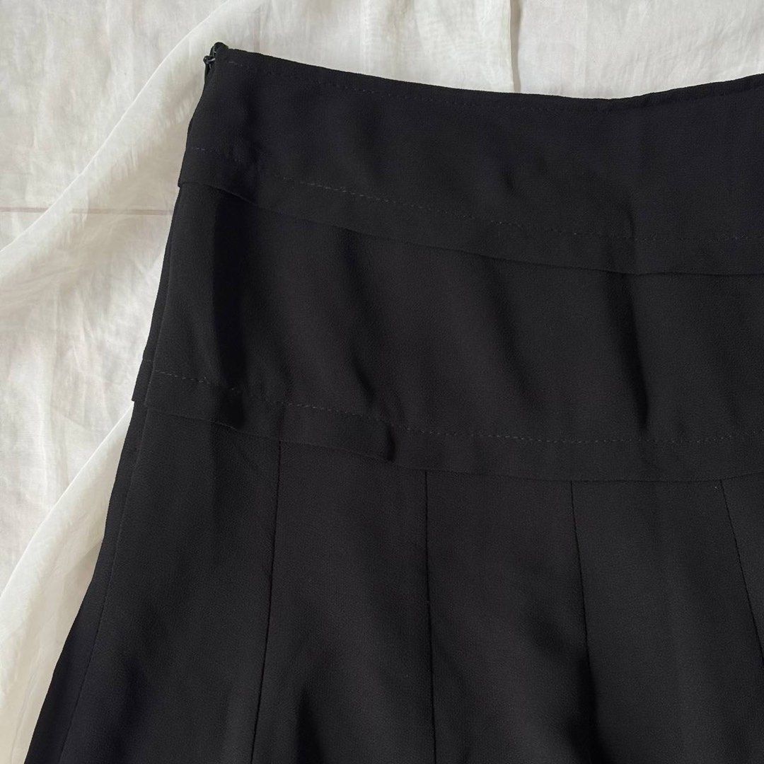 Black Flowy Pleated Midi Skirt (Category: Skirts) located in Manila. Submitted by petalfinds_ (Listing ID 1464238616, Image 3). Description: ᥫ᭡.ִֶָ𓂃 black flowy pleated midi skirt ౨ৎ 𝐛𝐫𝐚𝐧𝐝: chinese brand ౨ৎ 𝐬𝐢𝐳𝐞: 27-28 wl, 19" length 🫧⋆｡˚ 𝐝𝐞𝐭𝐚𝐢𝐥𝐬: flowy, pleats, with zipper and lining! no issue ─── ⋆⋅☆⋅⋆ ── 𝖒𝖎𝖓𝖊 (𝖆𝖚𝖙𝖔 𝖞𝖔𝖚𝖗𝖘): 149.