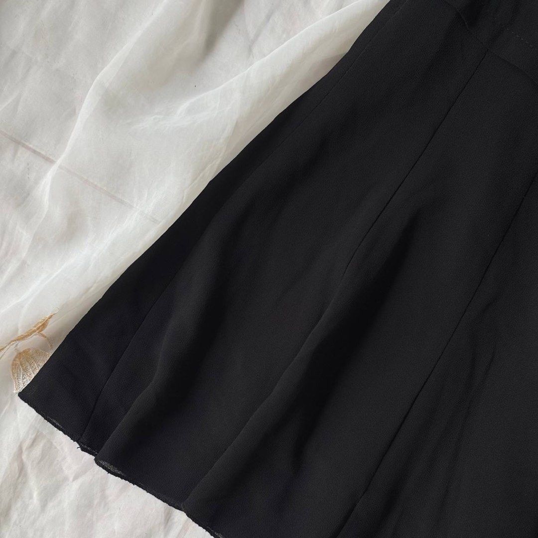 Black Flowy Pleated Midi Skirt (Category: Skirts) located in Manila. Submitted by petalfinds_ (Listing ID 1464238616, Image 2). Description: ᥫ᭡.ִֶָ𓂃 black flowy pleated midi skirt ౨ৎ 𝐛𝐫𝐚𝐧𝐝: chinese brand ౨ৎ 𝐬𝐢𝐳𝐞: 27-28 wl, 19" length 🫧⋆｡˚ 𝐝𝐞𝐭𝐚𝐢𝐥𝐬: flowy, pleats, with zipper and lining! no issue ─── ⋆⋅☆⋅⋆ ── 𝖒𝖎𝖓𝖊 (𝖆𝖚𝖙𝖔 𝖞𝖔𝖚𝖗𝖘): 149.
