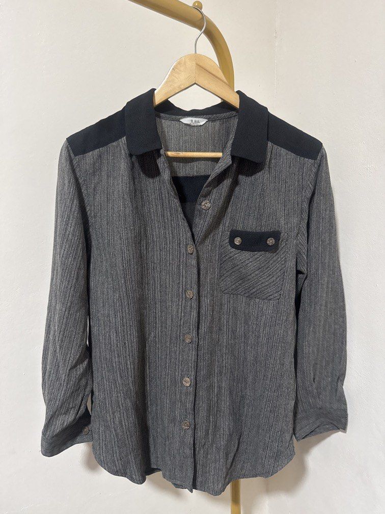 Black Gray Vintage Longsleeves (Category: Longsleeves) located in Mexico. Submitted by studioleraph (Listing ID 1464232253, Image 1). Description: 🤩 Pretty in actual 🛍️ Perfect for your personal wardrobe 🫶 👗 The actual item being sold is the original garment shown in the product photos. Small differences in fit, drape, color, texture, or details may occur. 💌 Condition: • Preloved; Please wash the items before wearing. • Please manage expecta