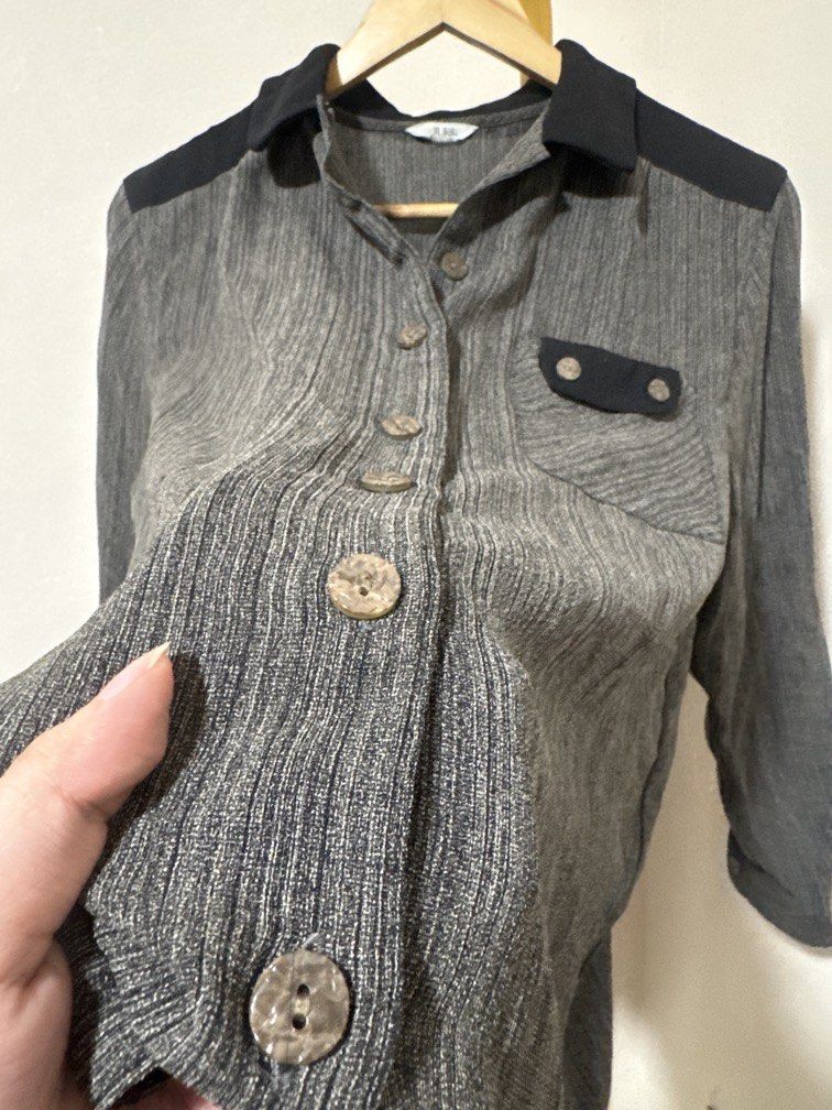 Black Gray Vintage Longsleeves (Category: Longsleeves) located in Mexico. Submitted by studioleraph (Listing ID 1464232253, Image 2). Description: 🤩 Pretty in actual 🛍️ Perfect for your personal wardrobe 🫶 👗 The actual item being sold is the original garment shown in the product photos. Small differences in fit, drape, color, texture, or details may occur. 💌 Condition: • Preloved; Please wash the items before wearing. • Please manage expecta