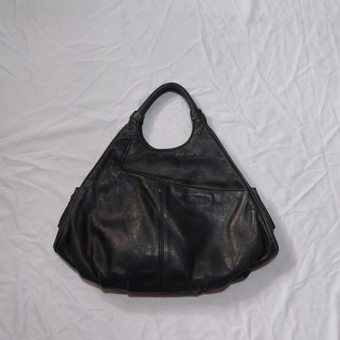 BLACK HOBO HANDBAG (Category: Shoulder Bags) located in Manila. Submitted by thrifttriplangnigio (Listing ID 1464213741, Image 1). Description: THRIFTED BLACK HOBO HANDBAG MINIMALIST VINTAGE TYPE Excellent Condition Vintage Style 499+sf💵 only slightly nego if sure buyer MOD: JNT EXPRESS MOP:GCASH LOC:NORTH CALOOCAN📍 DM ME IF INTERESTED.