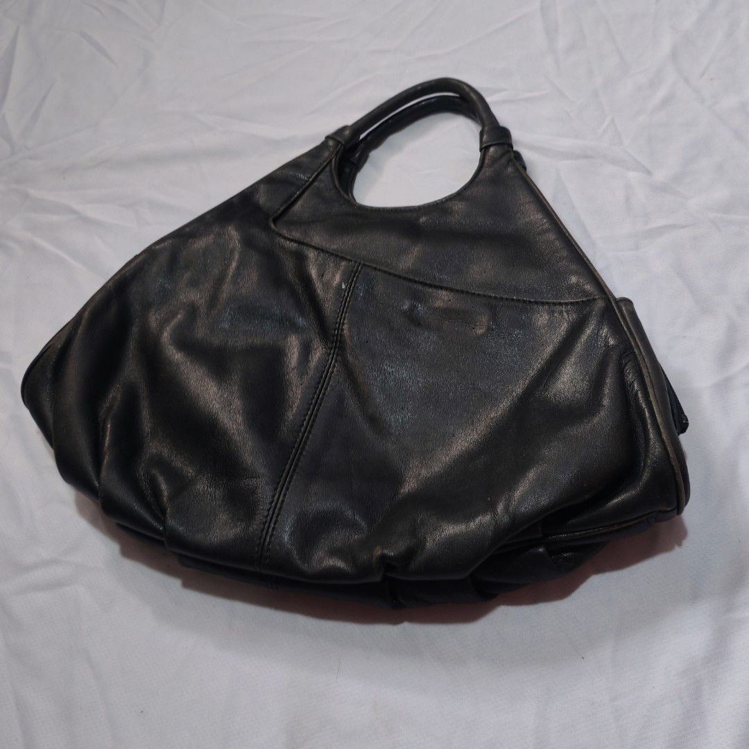 BLACK HOBO HANDBAG (Category: Shoulder Bags) located in Manila. Submitted by thrifttriplangnigio (Listing ID 1464213741, Image 2). Description: THRIFTED BLACK HOBO HANDBAG MINIMALIST VINTAGE TYPE Excellent Condition Vintage Style 499+sf💵 only slightly nego if sure buyer MOD: JNT EXPRESS MOP:GCASH LOC:NORTH CALOOCAN📍 DM ME IF INTERESTED.