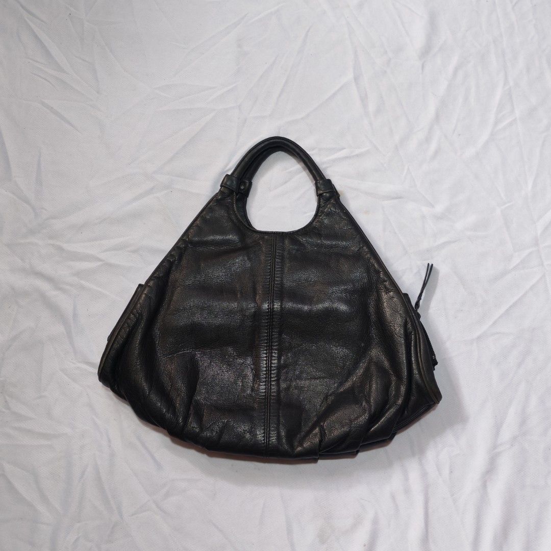 BLACK HOBO HANDBAG (Category: Shoulder Bags) located in Manila. Submitted by thrifttriplangnigio (Listing ID 1464213741, Image 3). Description: THRIFTED BLACK HOBO HANDBAG MINIMALIST VINTAGE TYPE Excellent Condition Vintage Style 499+sf💵 only slightly nego if sure buyer MOD: JNT EXPRESS MOP:GCASH LOC:NORTH CALOOCAN📍 DM ME IF INTERESTED.