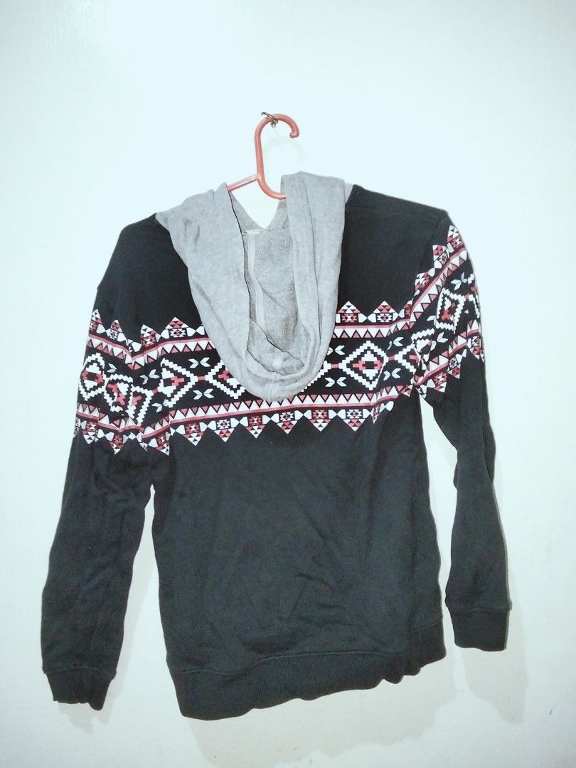 black hoodie (Category: Coats, Jackets and Outerwear) located in Lucena. Submitted by theg00dhang (Listing ID 1464313821, Image 2). Description: decluttering sf not included.