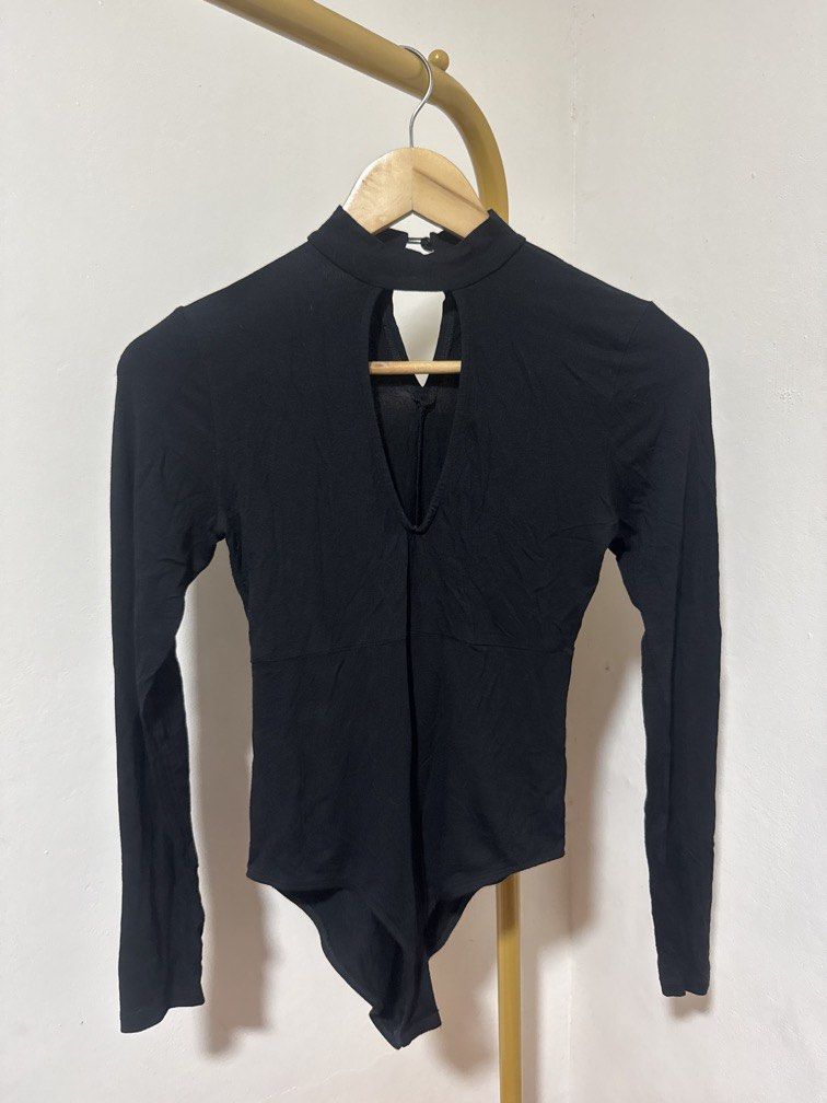 Black Longsleeves Bodysuit (Category: Others Tops) located in Mexico. Submitted by studioleraph (Listing ID 1464271415, Image 1). Description: 🛍️ Perfect for your personal wardrobe 🫶 👗 The actual item being sold is the original garment shown in the product photos. Small differences in fit, drape, color, texture, or details may occur. 💌 Condition: • Preloved; Please wash the items before wearing. • Please manage expectations as these are vinta