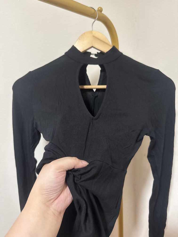 Black Longsleeves Bodysuit (Category: Others Tops) located in Mexico. Submitted by studioleraph (Listing ID 1464271415, Image 2). Description: 🛍️ Perfect for your personal wardrobe 🫶 👗 The actual item being sold is the original garment shown in the product photos. Small differences in fit, drape, color, texture, or details may occur. 💌 Condition: • Preloved; Please wash the items before wearing. • Please manage expectations as these are vinta