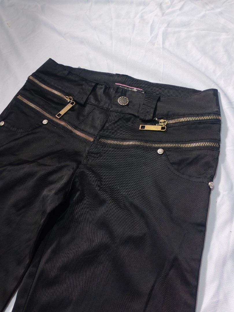 BLACK LOW WAIST PANTS (Category: Other Bottoms) located in Manila. Submitted by thrifttriplangnigio (Listing ID 1464212085, Image 3). Description: BLACK LOW WAIST PANTS WITH GOLD ZIPPER W-29 L 38 No Issue Excellent Condition/ Good as new 500+sf💵 only MOD:JNT EXPRESS MOP: GCASH LOC: NORTH CALOOCAN📍 DM ME IF INTERESTED.