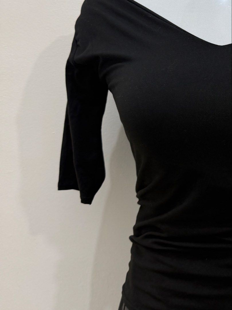 Black Off-Shoulder V-Neck 3/4 Sleeve Top (Category: Longsleeves) located in Manila. Submitted by e.louise (Listing ID 1464334708, Image 1). Description: - Elegant black top - Off-shoulder neckline with V-neck cut - 3/4 sleeves - Stretchy, body-hugging fabric - Versatile: pairs well with skirts and pants - A simple, essential addition to your wardrobe.