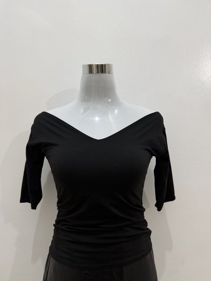 Black Off-Shoulder V-Neck 3/4 Sleeve Top (Category: Longsleeves) located in Manila. Submitted by e.louise (Listing ID 1464334708, Image 2). Description: - Elegant black top - Off-shoulder neckline with V-neck cut - 3/4 sleeves - Stretchy, body-hugging fabric - Versatile: pairs well with skirts and pants - A simple, essential addition to your wardrobe.