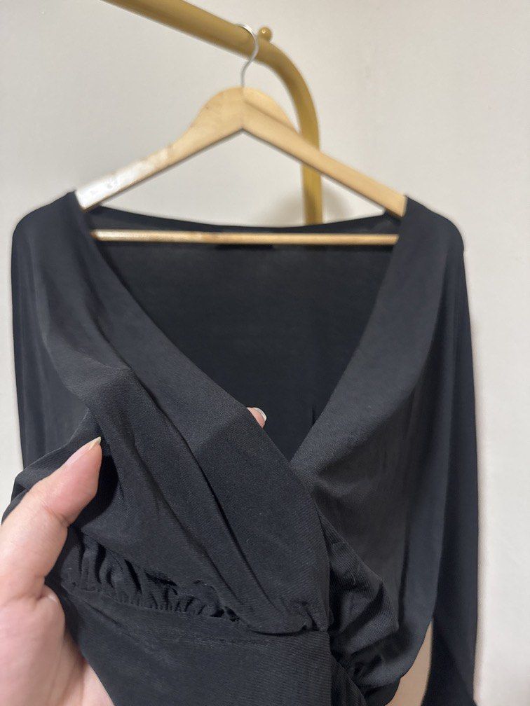 Black Overlap Bodysuit (Category: Longsleeves) located in Mexico. Submitted by studioleraph (Listing ID 1464240724, Image 2). Description: 🛍️ Perfect for your personal wardrobe 🫶 👗 The actual item being sold is the original garment shown in the product photos. Small differences in fit, drape, color, texture, or details may occur. 💌 Condition: • Preloved; Please wash the items before wearing. • Please manage expectations as these are vintage/p