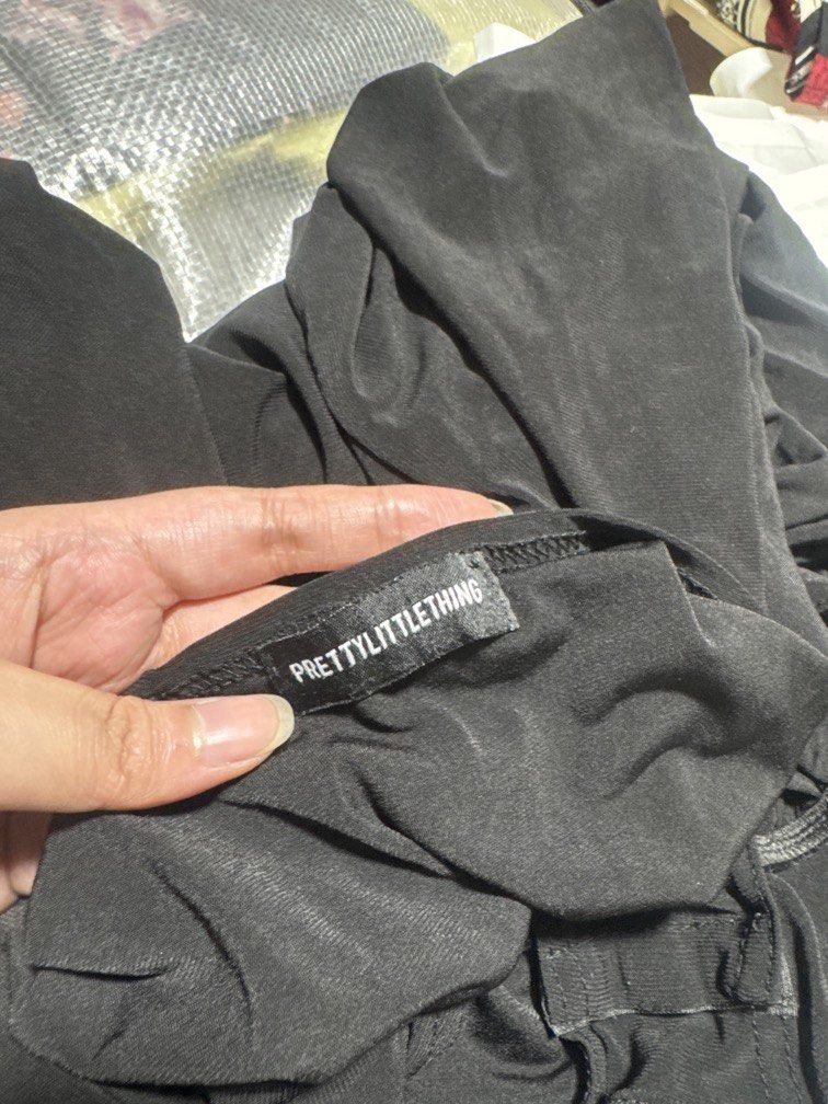 Black Overlap Bodysuit (Category: Longsleeves) located in Mexico. Submitted by studioleraph (Listing ID 1464240724, Image 3). Description: 🛍️ Perfect for your personal wardrobe 🫶 👗 The actual item being sold is the original garment shown in the product photos. Small differences in fit, drape, color, texture, or details may occur. 💌 Condition: • Preloved; Please wash the items before wearing. • Please manage expectations as these are vintage/p