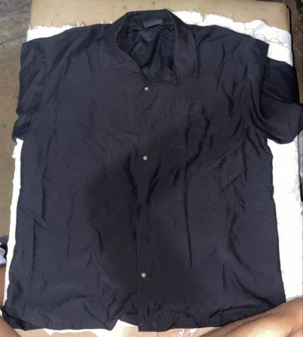 Black Polo button Shirt Oversized (Category: Tshirts & Polo Shirts ) located in Mandaluyong City. Submitted by restystar (Listing ID 1464216936, Image 1). Description: XL-XXL ( with pocket ) 61 width 75 length .
