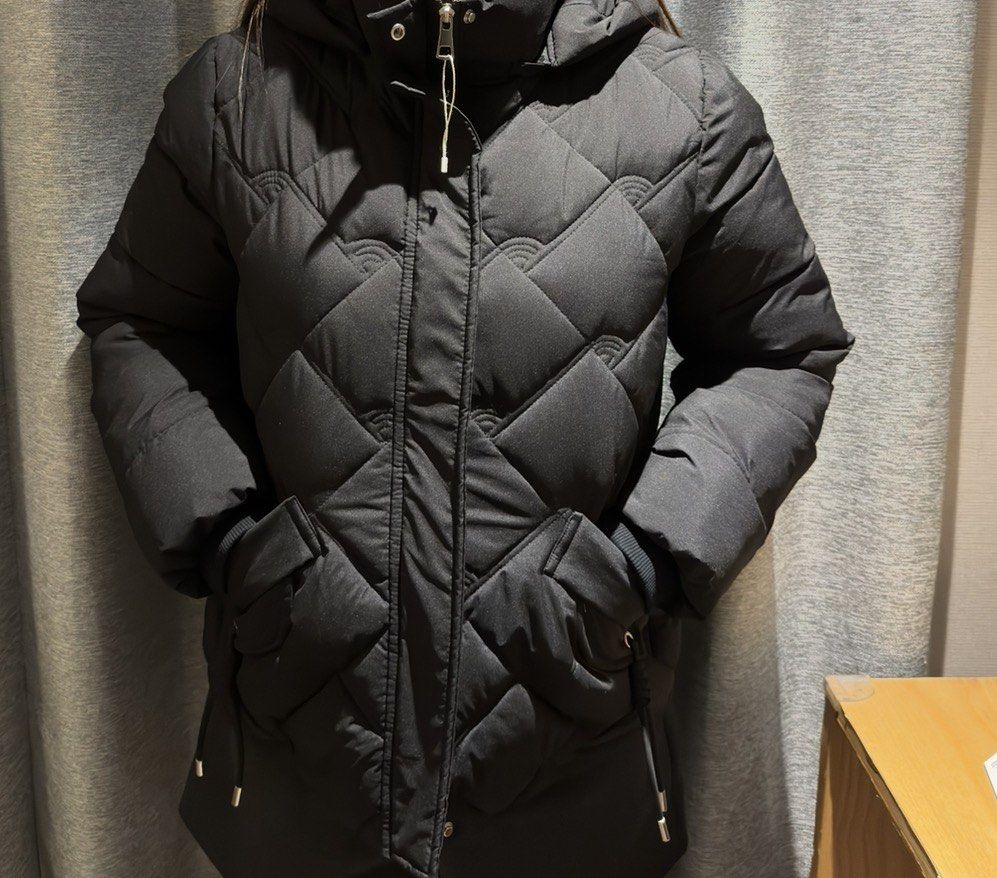 Black puffer jacket with hood winter autumn jacket padding (Category: Coats, Jackets and Outerwear) located in Pasig City. Submitted by jennieshoppe (Listing ID 1464296643, Image 1). Description: Used 2x only No brand; bought in china Good and tested for winter weather Medium.