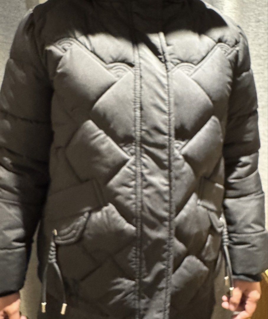 Black puffer jacket with hood winter autumn jacket padding (Category: Coats, Jackets and Outerwear) located in Pasig City. Submitted by jennieshoppe (Listing ID 1464296643, Image 3). Description: Used 2x only No brand; bought in china Good and tested for winter weather Medium.
