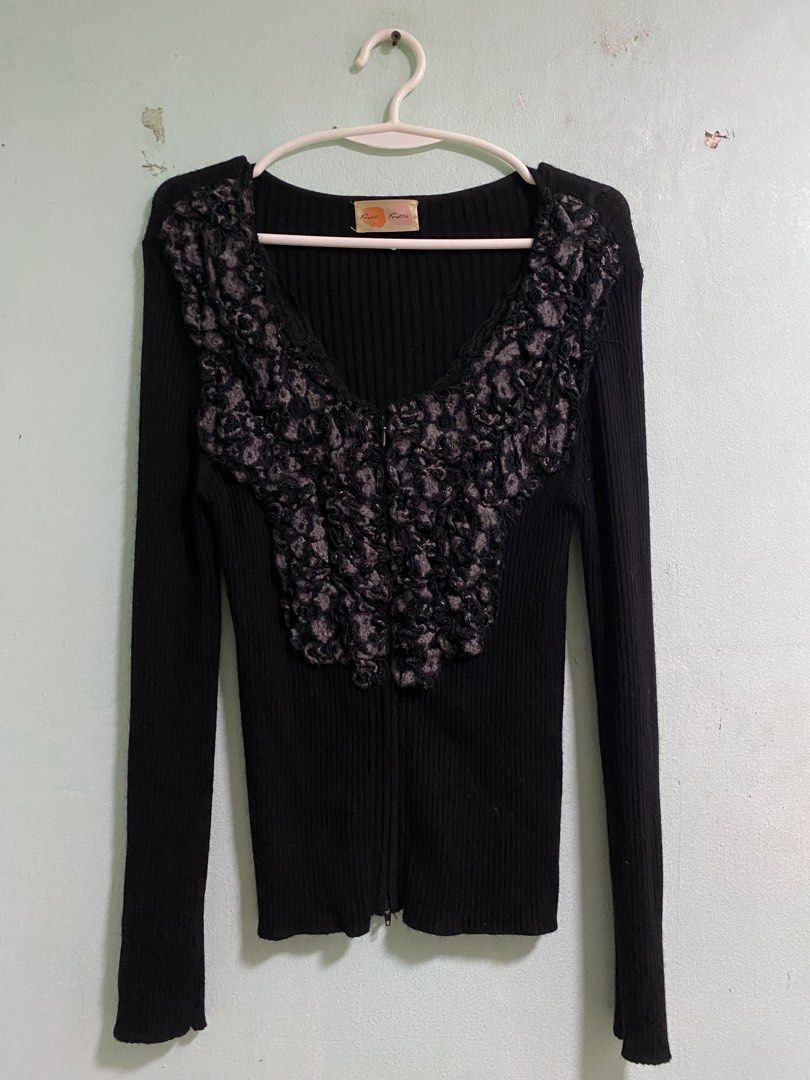 Black Ribbed Zip-Up Cardigan (Category: Coats, Jackets and Outerwear) located in Taguig. Submitted by sharpcautions (Listing ID 1464184927, Image 1). Description: double zip.