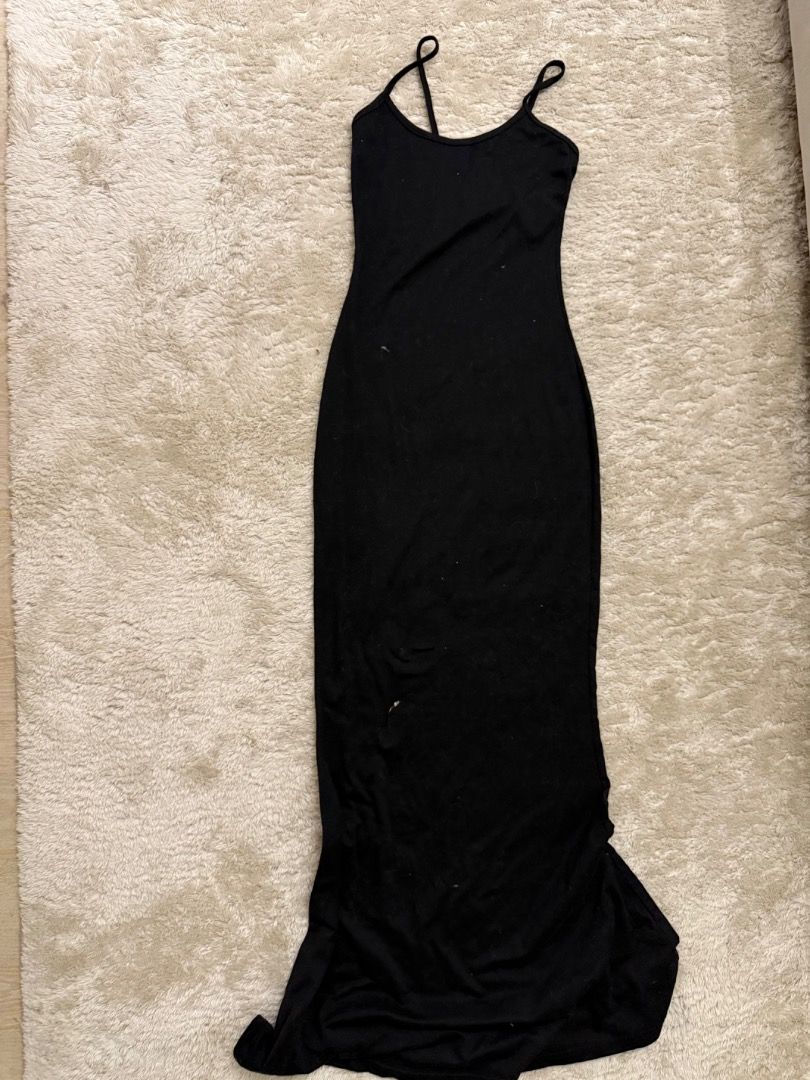 Black Spaghetti Strap Maxi Dress (Category: Dresses) located in Caloocan City. Submitted by croissant8765 (Listing ID 1464313772, Image 2). Description: - Simple black maxi dress - Thin spaghetti straps - Stretchy material for a comfortable fit - Ideal for layering or wearing on its own - Highly versatile for any occasion - Effortlessly dress up or down.