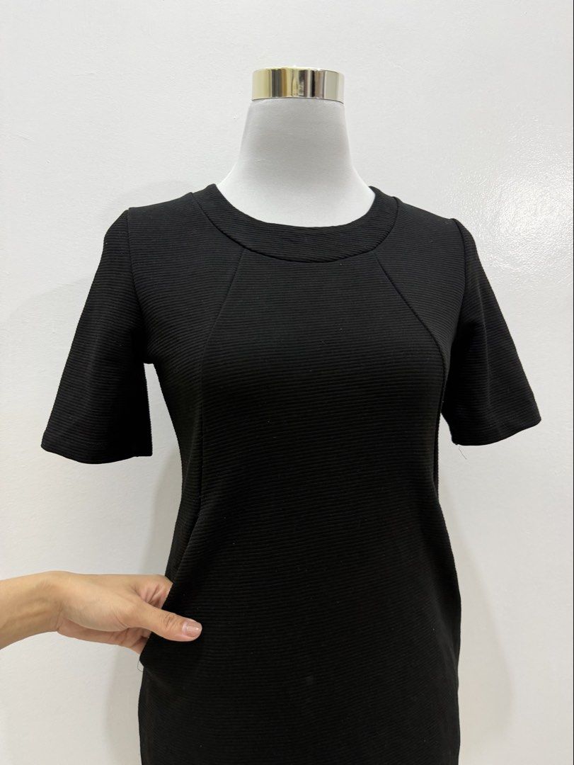 Black Textured Short Sleeve Dress (Category: Dresses) located in Manila. Submitted by e.louise (Listing ID 1464334251, Image 2). Description: - Classic black dress - Textured fabric for a unique look - Short sleeves and crew neckline - Simple and versatile design - Perfect for dressing up or down - Suitable for various occasions - Please check photos for detailed views.