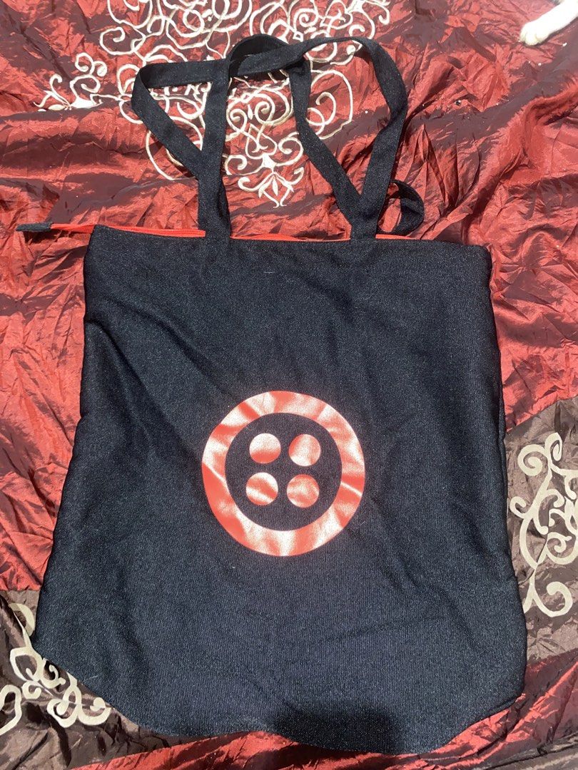 Black Tote Bag with Red Button Logo (Category: Tote Bags) located in Manila. Submitted by reginemarquez412 (Listing ID 1464233902, Image 2). Description: - Sleek black tote bag - Features a striking red button design on the front - Red interior lining for a pop of color - Ideal for everyday use - Spacious interior to hold all your essentials - Comfortable and easy to carry.