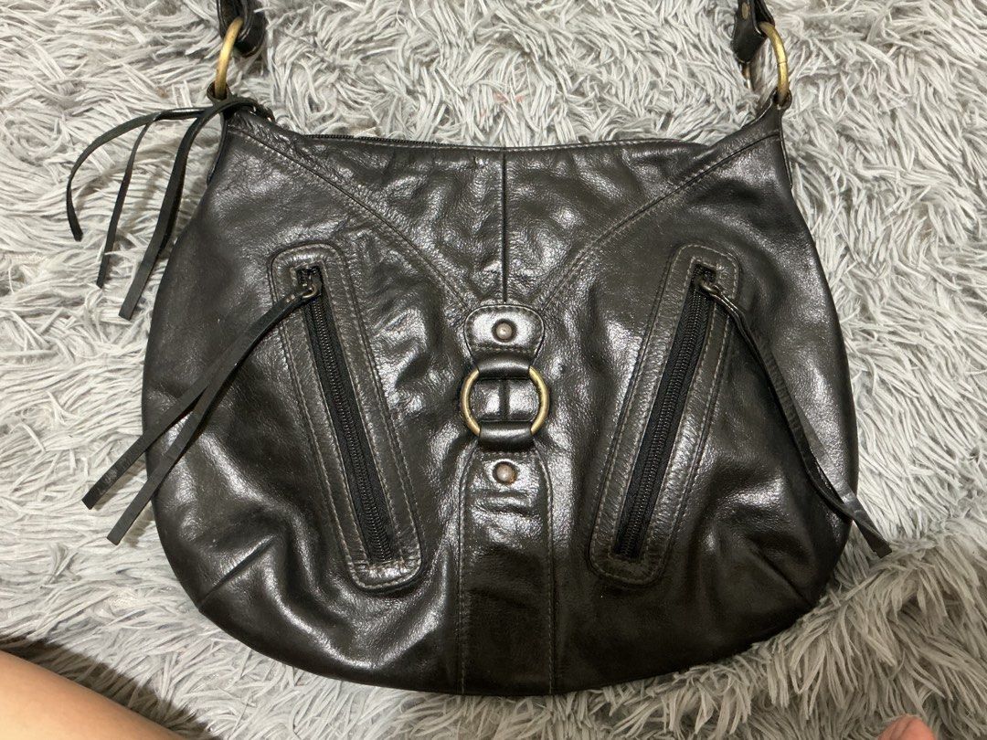 Black Vintage Leather Bag (Category: Shoulder Bags) located in General Santos City (Dadiangas). Submitted by ziaechll (Listing ID 1464275599, Image 2). Description: In very good condition but still manage your expectations as this is a pre-loved bag..