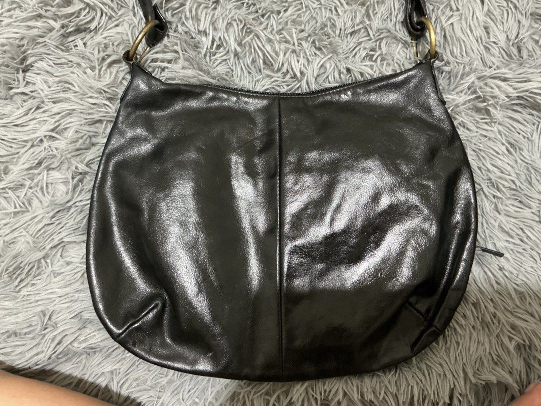 Black Vintage Leather Bag (Category: Shoulder Bags) located in General Santos City (Dadiangas). Submitted by ziaechll (Listing ID 1464275599, Image 3). Description: In very good condition but still manage your expectations as this is a pre-loved bag..