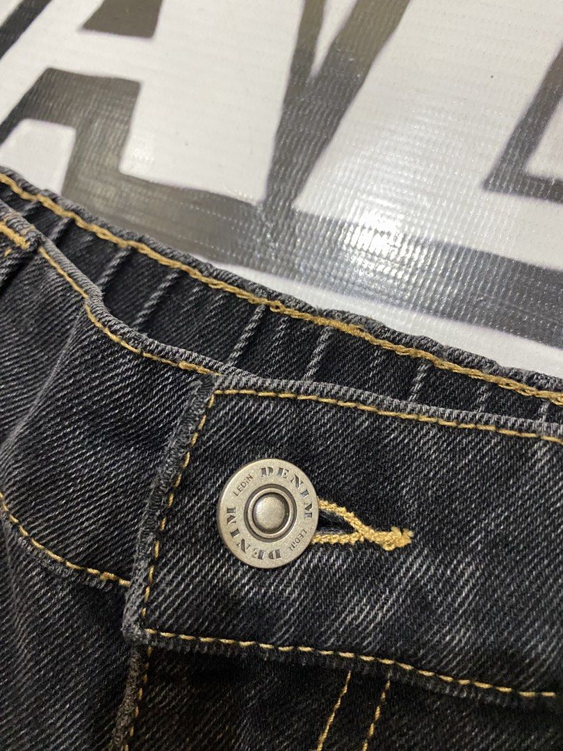 Black Washed Baggy Pants (Category: Jeans) located in Rosario. Submitted by thrift_king_ali (Listing ID 1464277285, Image 3). Description: Black Washed Pants Dimes: W-26 to 29 L-37.5 Leg opening: 10 inches no issue excellent condition 400+sf.