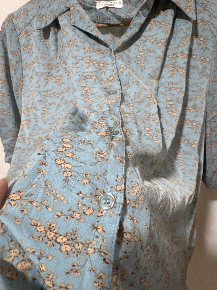 Blue Floral Buttondown Top (Category: Blouses) located in Mexico. Submitted by studioleraph (Listing ID 1464231754, Image 2). Description: 🛍️ Perfect for your personal wardrobe 🫶 👗 The actual item being sold is the original garment shown in the product photos. Small differences in fit, drape, color, texture, or details may occur. 💌 Condition: • Preloved; Please wash the items before wearing. • Please manage expectations as these are vintage/p