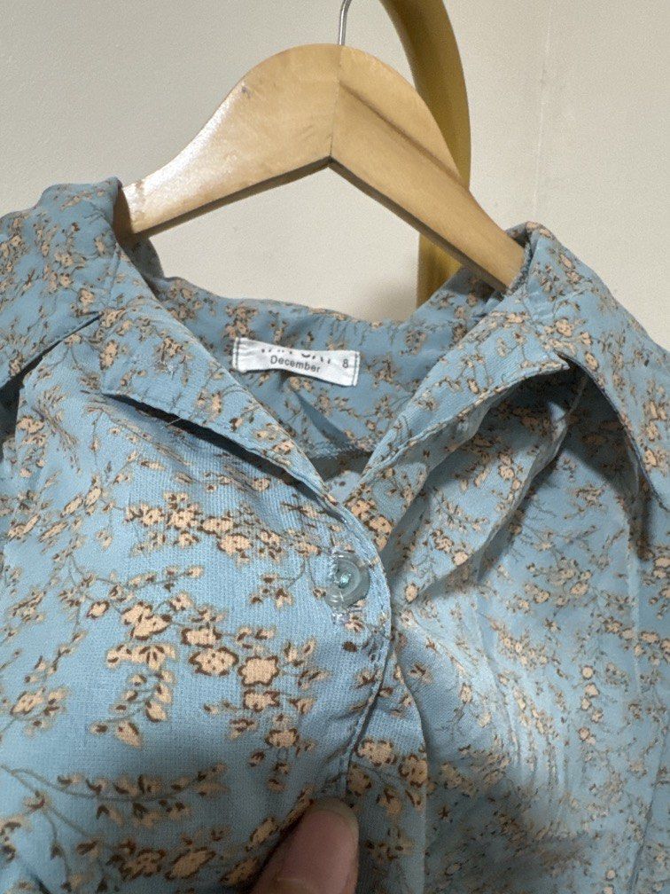Blue Floral Buttondown Top (Category: Blouses) located in Mexico. Submitted by studioleraph (Listing ID 1464231754, Image 3). Description: 🛍️ Perfect for your personal wardrobe 🫶 👗 The actual item being sold is the original garment shown in the product photos. Small differences in fit, drape, color, texture, or details may occur. 💌 Condition: • Preloved; Please wash the items before wearing. • Please manage expectations as these are vintage/p