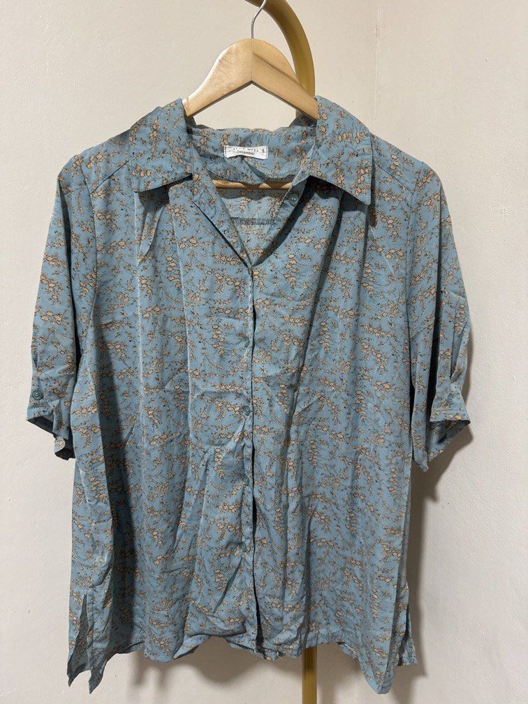 Blue Floral Buttondown Top (Category: Blouses) located in Mexico. Submitted by studioleraph (Listing ID 1464231754, Image 1). Description: 🛍️ Perfect for your personal wardrobe 🫶 👗 The actual item being sold is the original garment shown in the product photos. Small differences in fit, drape, color, texture, or details may occur. 💌 Condition: • Preloved; Please wash the items before wearing. • Please manage expectations as these are vintage/p