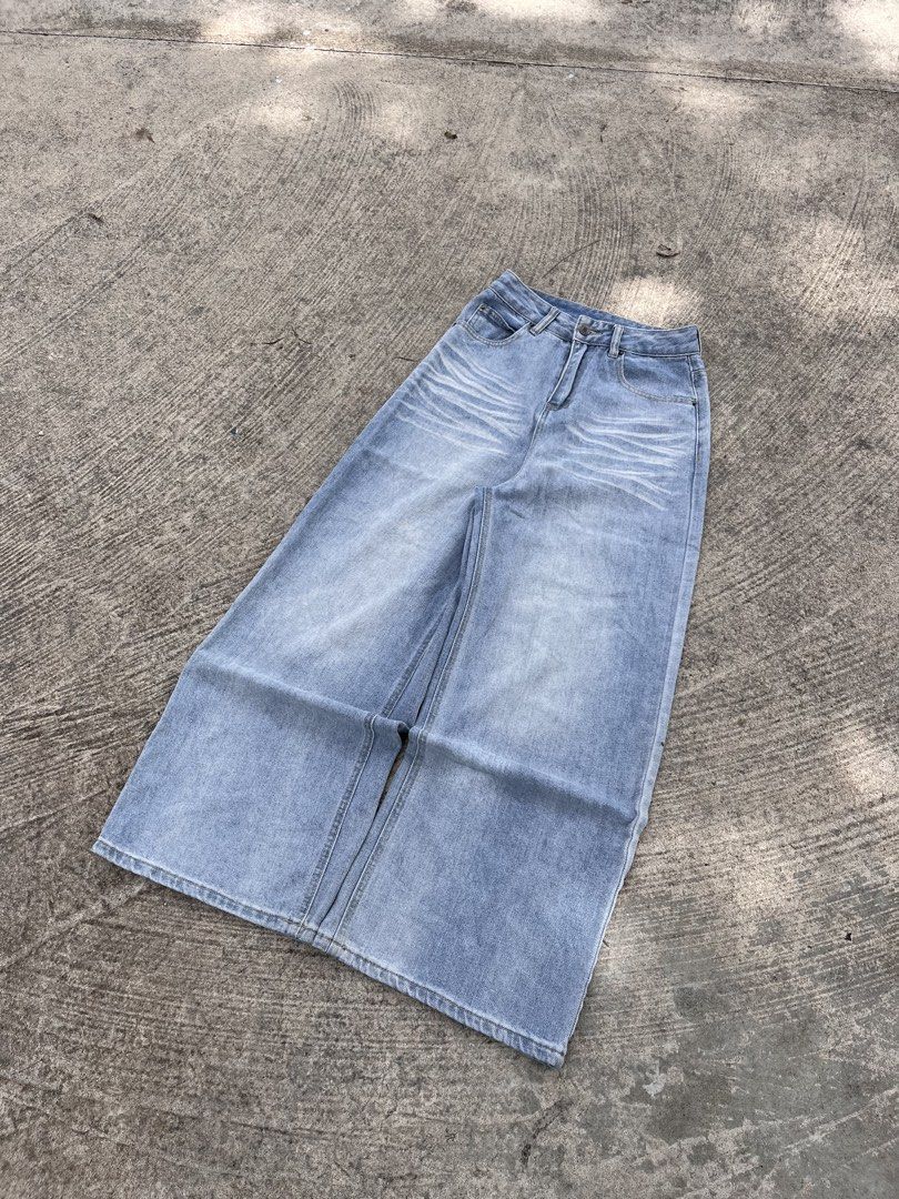 BLUE WASH BAGGY PANTS FREE SHIP📤‼️ (Category: Jeans) located in Manila. Submitted by damnthrift (Listing ID 1464271955, Image 2). Description: waist 29📍 Thigh 13📍 Hem 12📍 Length 40📍.
