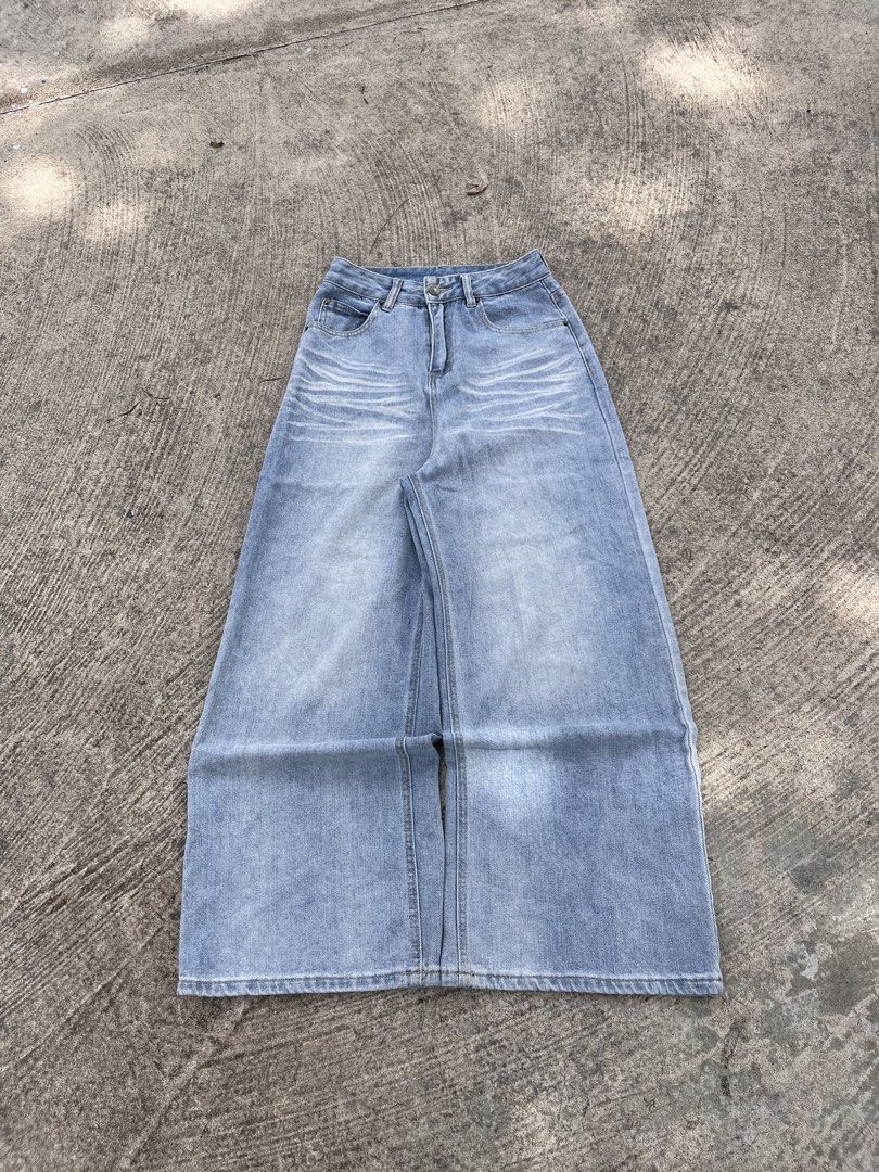 BLUE WASH BAGGY PANTS FREE SHIP📤‼️ (Category: Jeans) located in Manila. Submitted by damnthrift (Listing ID 1464271955, Image 1). Description: waist 29📍 Thigh 13📍 Hem 12📍 Length 40📍.