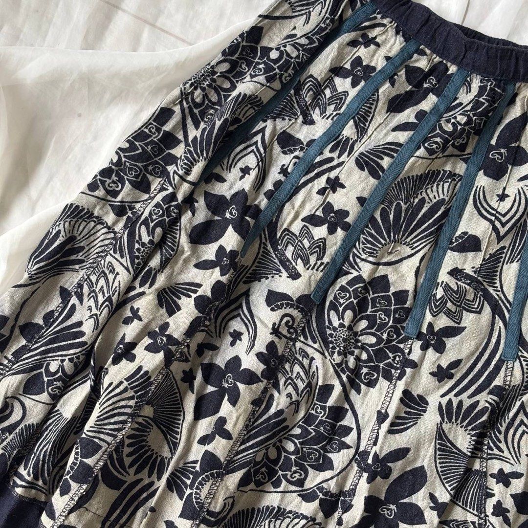 Boho Floral Print Midi Skirt (Category: Skirts) located in Manila. Submitted by petalfinds_ (Listing ID 1464238480, Image 2). Description: ᥫ᭡.ִֶָ𓂃 dark blue floral midi skirt ౨ৎ 𝐛𝐫𝐚𝐧𝐝: ౨ৎ 𝐬𝐢𝐳𝐞: 24-29 wl, 20.5" length 🫧⋆｡˚ 𝐝𝐞𝐭𝐚𝐢𝐥𝐬: floral design, midi skirt, with pleats! minimal issue: tarnish hook (u can change it naman hehe) ─── ⋆⋅☆⋅⋆ ── 𝖒𝖎𝖓𝖊 (𝖆𝖚𝖙𝖔 𝖞𝖔𝖚𝖗𝖘): 149.