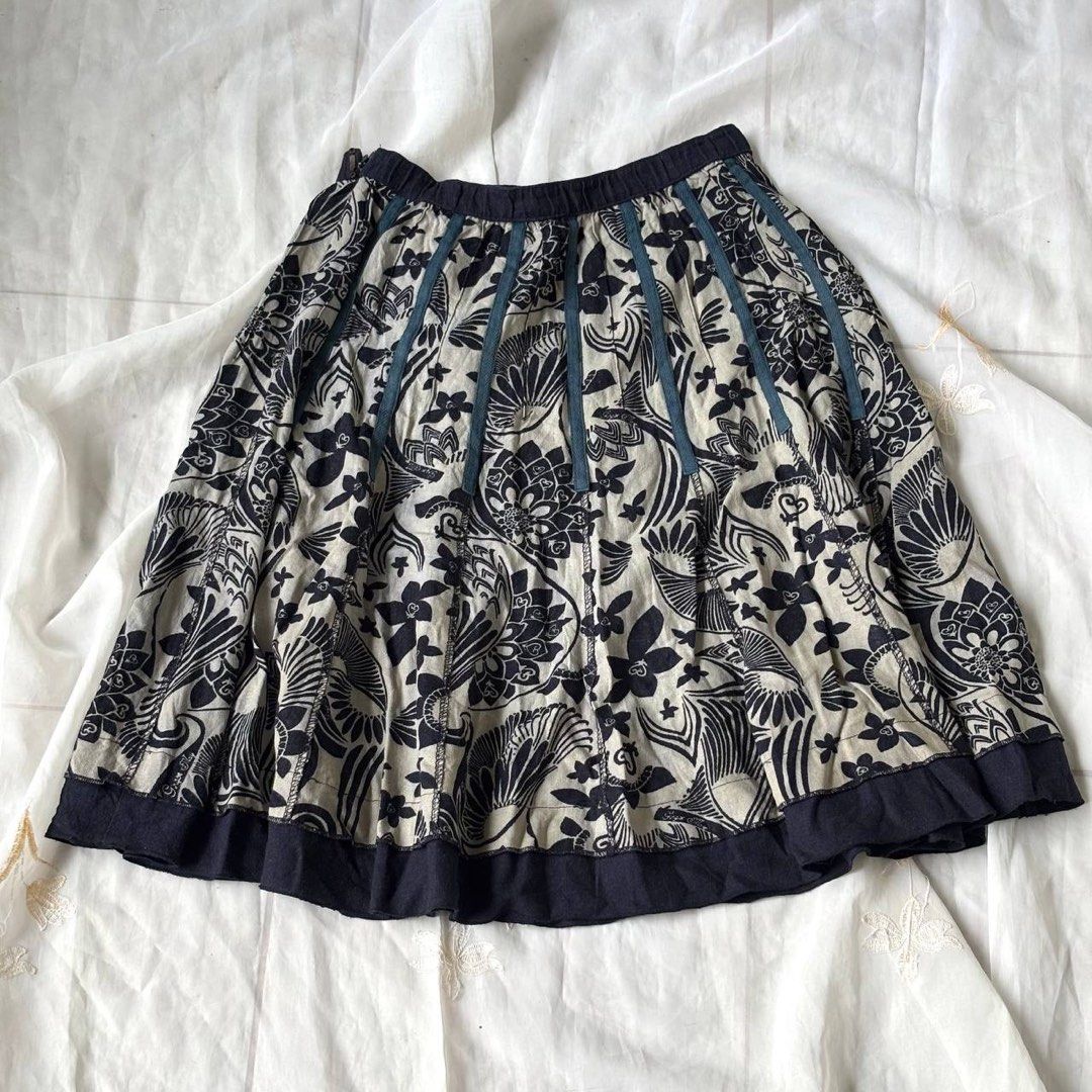 Boho Floral Print Midi Skirt (Category: Skirts) located in Manila. Submitted by petalfinds_ (Listing ID 1464238480, Image 1). Description: ᥫ᭡.ִֶָ𓂃 dark blue floral midi skirt ౨ৎ 𝐛𝐫𝐚𝐧𝐝: ౨ৎ 𝐬𝐢𝐳𝐞: 24-29 wl, 20.5" length 🫧⋆｡˚ 𝐝𝐞𝐭𝐚𝐢𝐥𝐬: floral design, midi skirt, with pleats! minimal issue: tarnish hook (u can change it naman hehe) ─── ⋆⋅☆⋅⋆ ── 𝖒𝖎𝖓𝖊 (𝖆𝖚𝖙𝖔 𝖞𝖔𝖚𝖗𝖘): 149.