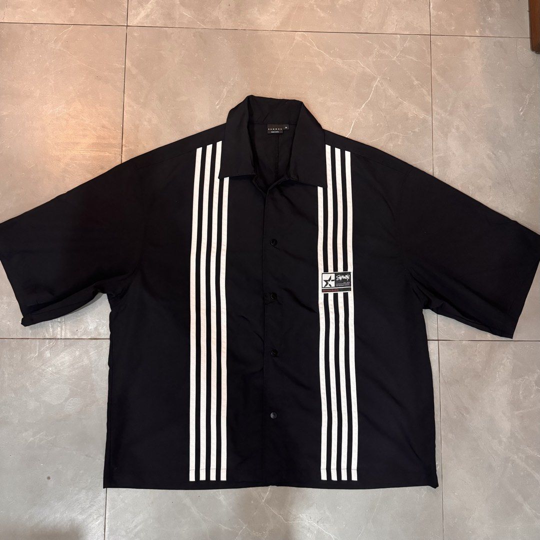 BOXY POLO (Category: Tshirts & Polo Shirts ) located in Cainta. Submitted by ccrue (Listing ID 1464318247, Image 1). Description: Sumwon Boxy Polo Size M on tag (fits L) Fitted only Rfs: too big for me Length: 26 inches Width: 24 inches Sleeve: 11 inches Color rate: 10/10 Excellent condition Cainta Location Can do meetup around cainta only Shipping: Lalamove (prio) or jnt, shoulder by buyer.