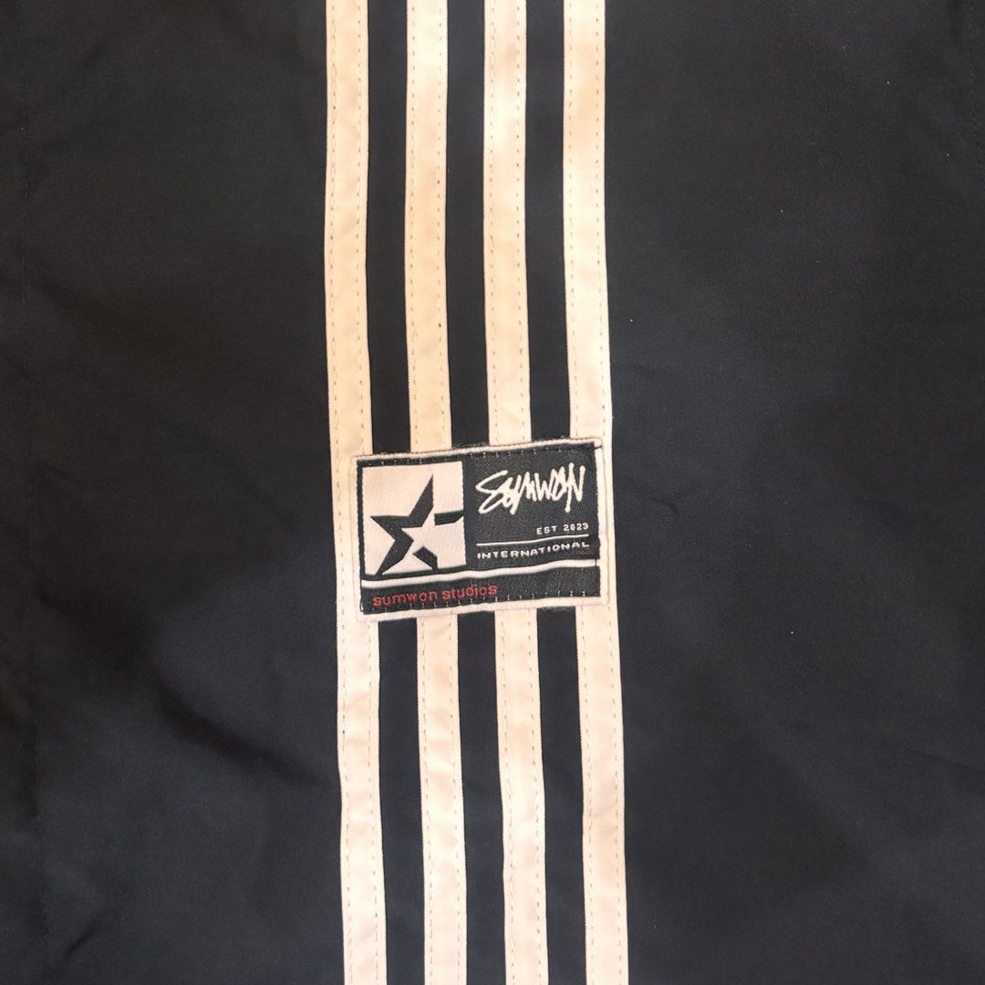 BOXY POLO (Category: Tshirts & Polo Shirts ) located in Cainta. Submitted by ccrue (Listing ID 1464318247, Image 3). Description: Sumwon Boxy Polo Size M on tag (fits L) Fitted only Rfs: too big for me Length: 26 inches Width: 24 inches Sleeve: 11 inches Color rate: 10/10 Excellent condition Cainta Location Can do meetup around cainta only Shipping: Lalamove (prio) or jnt, shoulder by buyer.