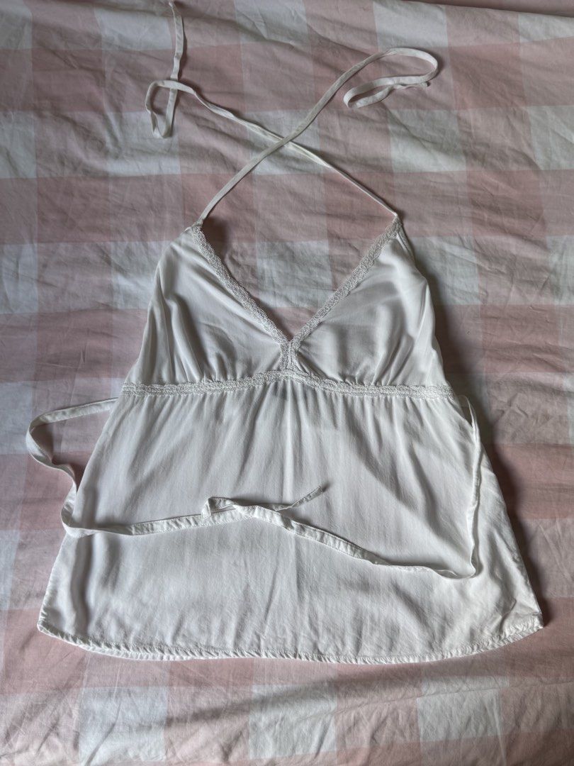 Brandy Melville Edith Halter Top White (Category: Blouses) located in Angeles City. Submitted by wiswisa (Listing ID 1464159167, Image 1). Description: never used but bought secondhand! price still nego, just dm :) rfs: doesnt fit my body type.