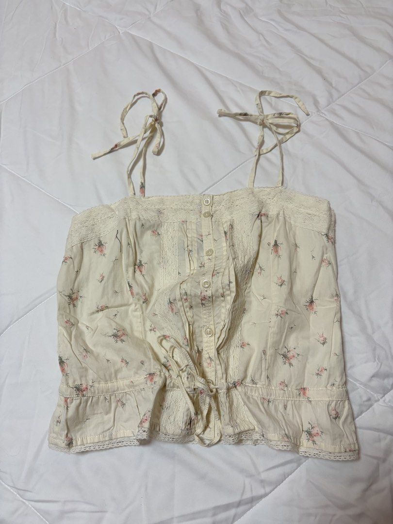Brandy Melville Maeve Top (Category: Others Tops) located in Quezon City. Submitted by morespace555 (Listing ID 1464264478, Image 2). Description: Good as new!.