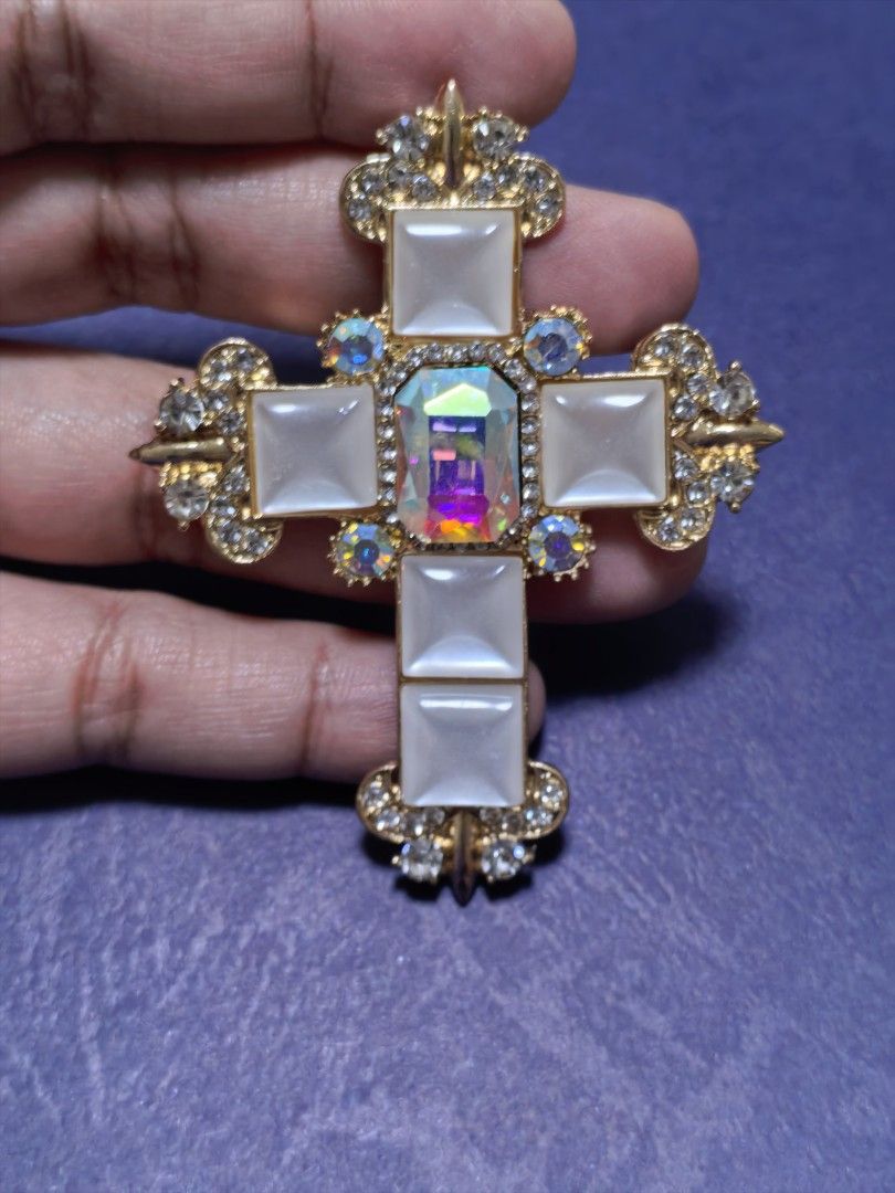 Brooch Pin White Cross (Category: Brooches) located in Taguig. Submitted by jeannescarlet (Listing ID 1464206323, Image 1). Description: 💎Brand New 💎Alloy Material.