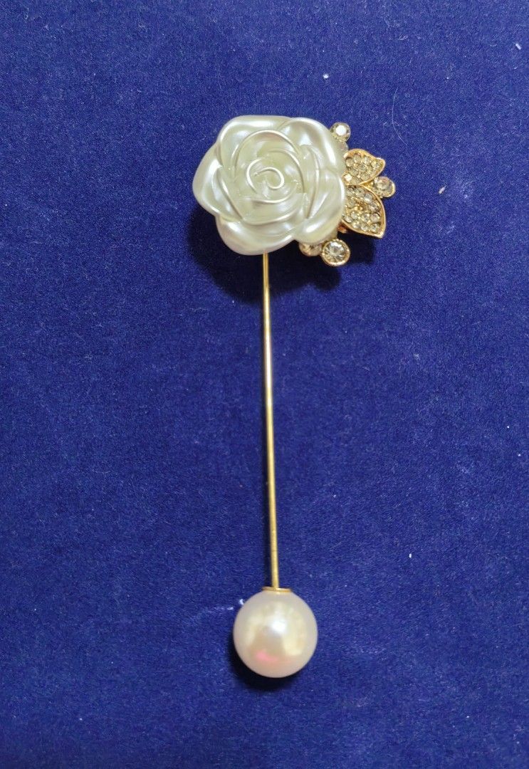 Brooch Pin White Rose (Category: Brooches) located in Taguig. Submitted by jeannescarlet (Listing ID 1464194086, Image 1). Description: 💎Brand New 💎Alloy Material.
