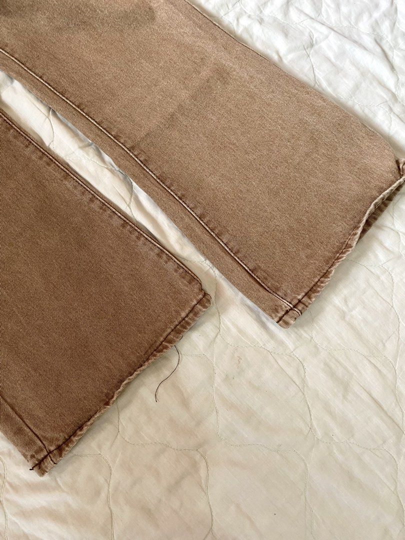 Brown Double Button Jeans (Category: Jeans) located in Quezon City. Submitted by viacb (Listing ID 1464176731, Image 3). Description: flaw: one missing button mop: gcash mod: jnt/lalamove *location: quezon city.