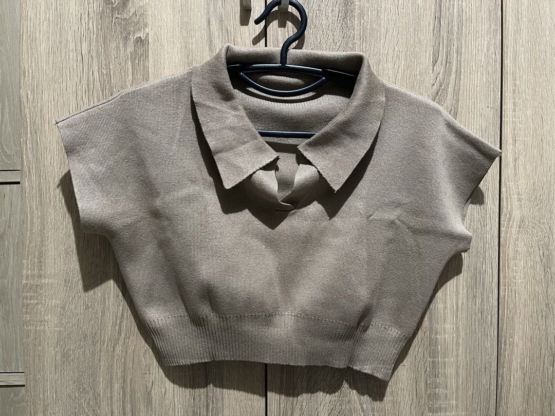 Brown Knit Collared Cropped Top (Category: Blouses) located in Manila. Submitted by preloveditems_jem (Listing ID 1464302674, Image 2). Description: Brown knit cropped top with a collar. Short sleeves. Ribbed hem. Great for casual wear or dressing up..