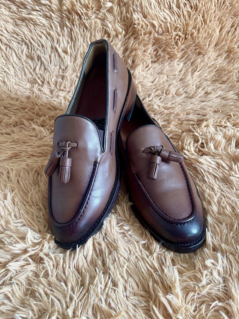 Brown Leather Tassel Loafers (Category: Dress Shoes) located in Quezon City. Submitted by donnieg-227 (Listing ID 1464274839, Image 2). Description: - Classic brown leather loafers - Features elegant tassels - Easy slip-on style - Smooth leather with a subtle sheen - Distinct darker toe cap for added style - Perfect for dressing up or down - Comfortable for everyday use.